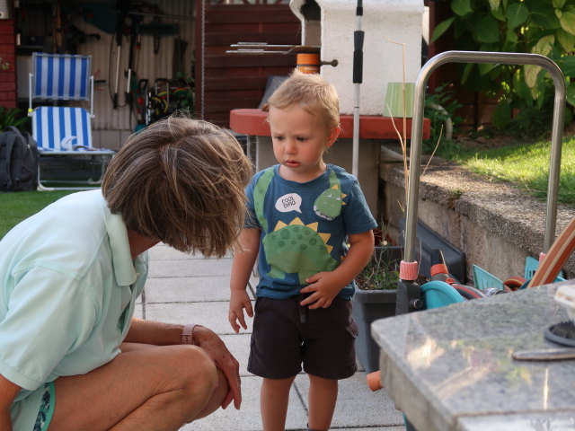 Mama und Nils im Garten meiner Eltern