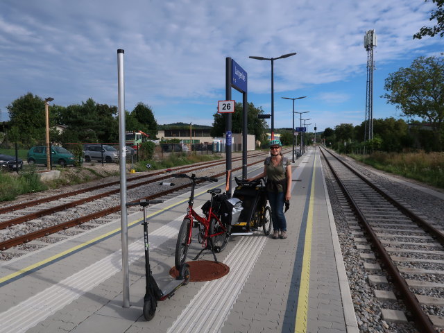 Nils und Sabine im Bahnhof Langenlois, 217 m