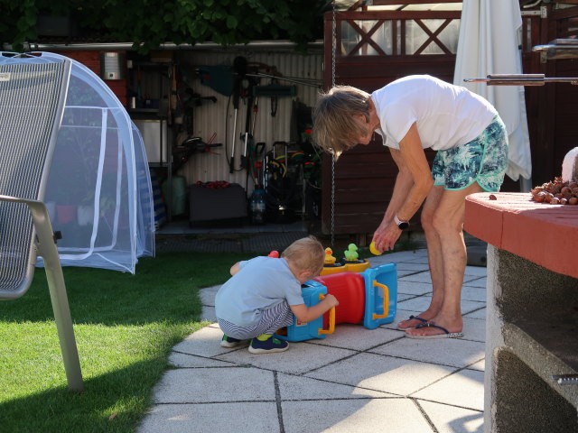 Nils und Mama im Garten meiner Eltern (1. Sep.)