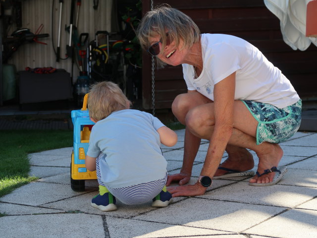 Nils und Mama im Garten meiner Eltern (1. Sep.)