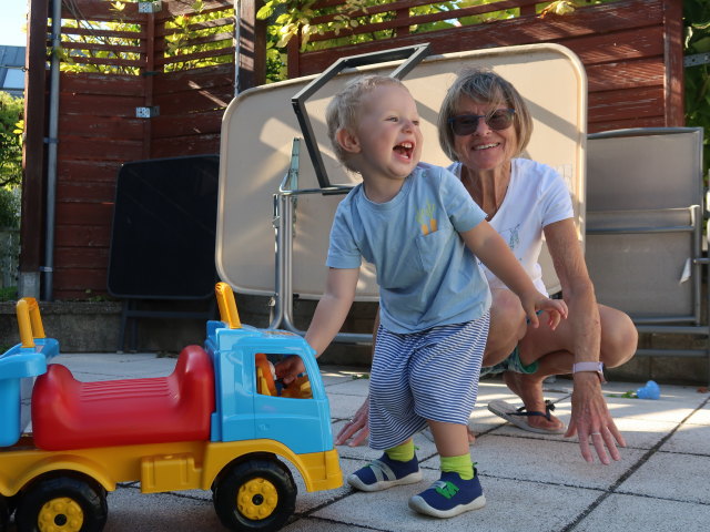 Nils und Mama im Garten meiner Eltern (1. Sep.)
