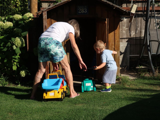 Mama und Nils im Garten meiner Eltern (1. Sep.)