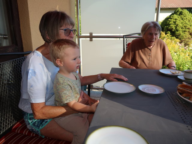 Mama, Nils und Oma auf der Terrasse meiner Oma