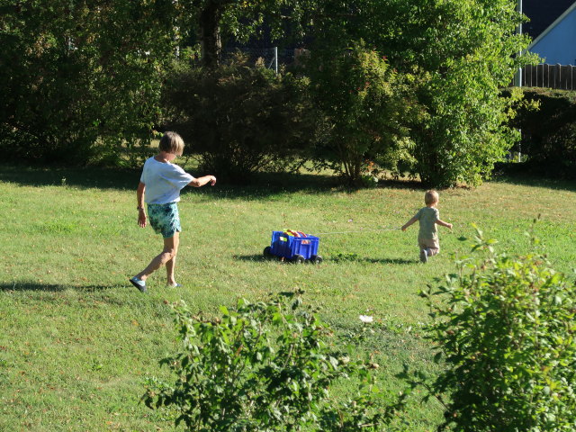 Mama und Nils im Garten meiner Oma