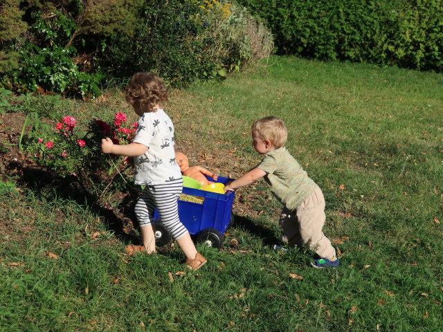 Olivia und Nils im Garten meiner Oma