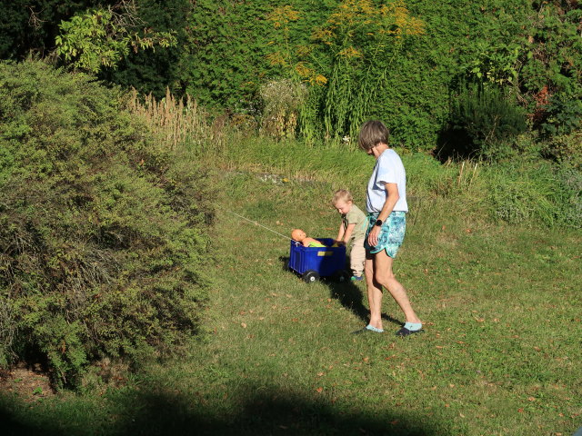 Nils und Mama im Garten meiner Oma