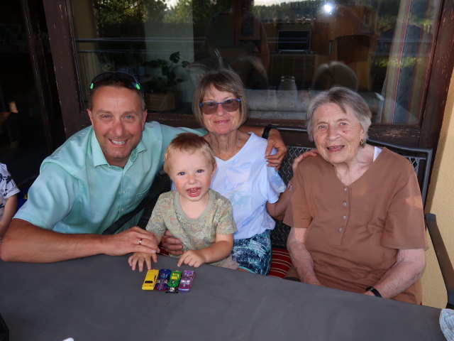 Ich, Nils, Mama und Oma auf der Terrasse meiner Oma
