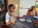 Mama, Nils und Oma auf der Terrasse meiner Oma