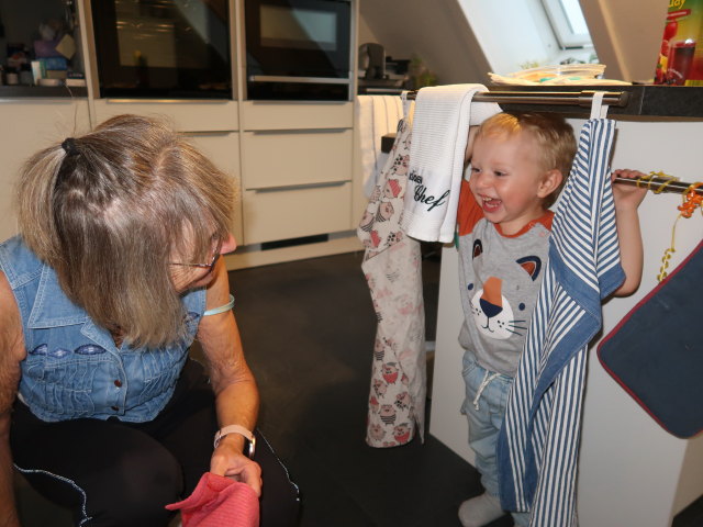 Mama und Nils im Haus meiner Eltern