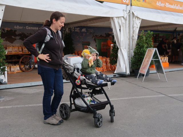 Sabine und Nils am Mistplatz Hernals