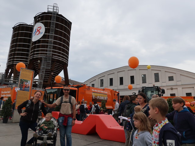 Sabine, Nils und ich am Mistplatz Hernals