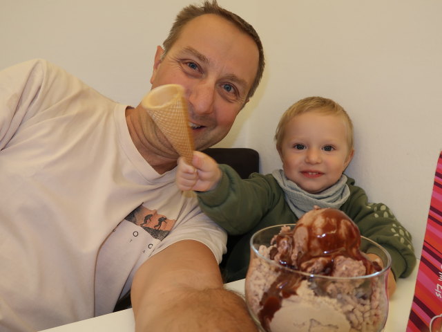 Ich und Nils im Eissalon Isola Bella