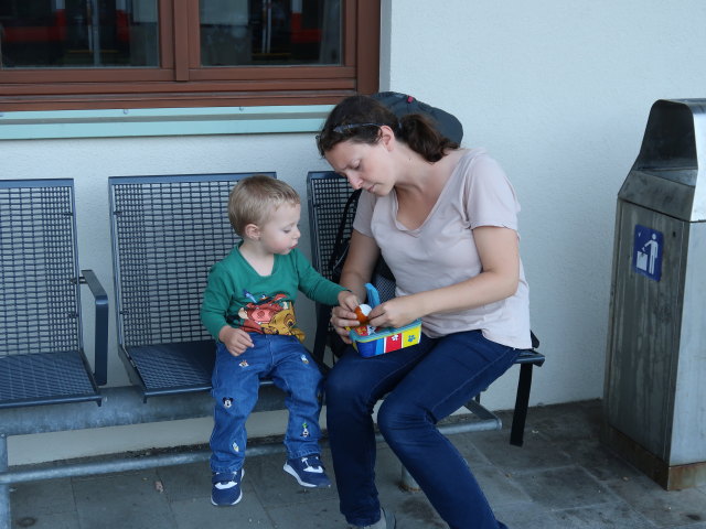Nils und Sabine im Bahnhof Semmering, 896 m