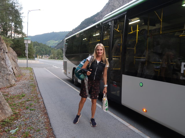 Evelyn in der Haltestelle Tumpen Abzw. Siedlung (20. Sep.)