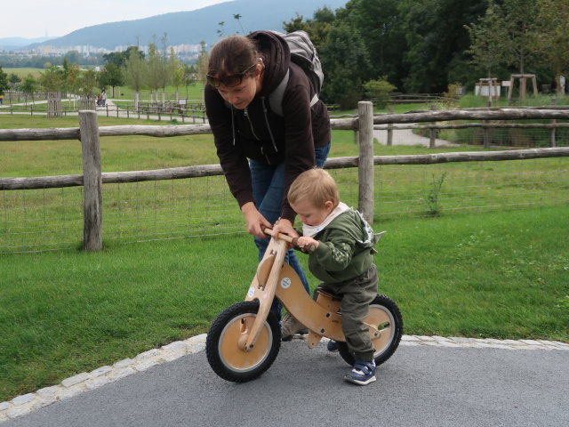 Sabine und Nils am Laufrad-Parcours
