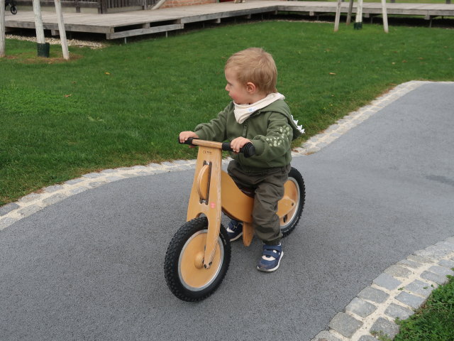 Nils am Laufrad-Parcours