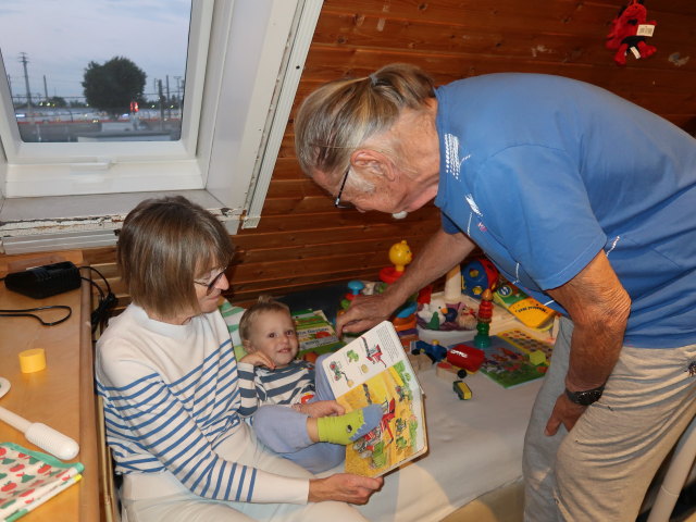 Mama, Nils und Papa im Haus meiner Eltern