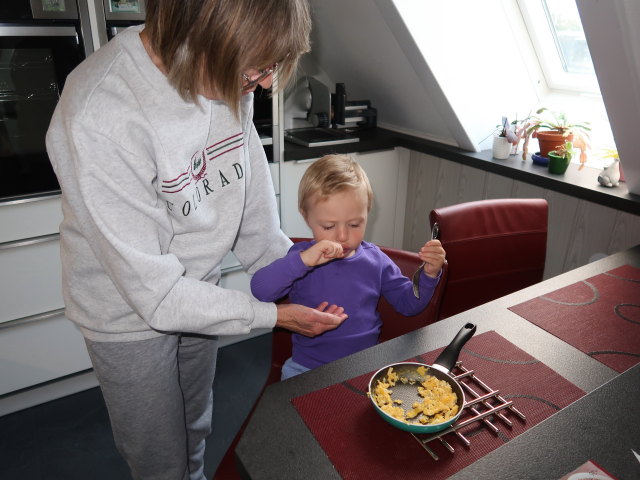 Mama und Nils im Haus meiner Eltern