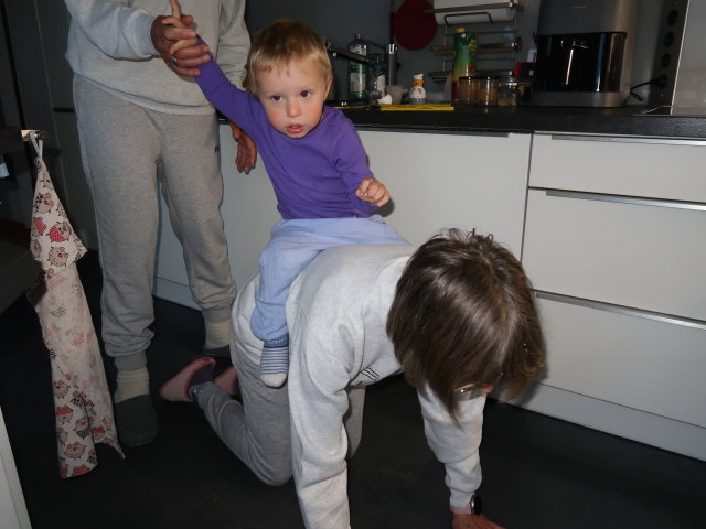Papa, Nils und Mama im Haus meiner Eltern
