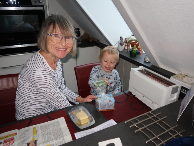 Mama und Nils im Haus meiner Eltern