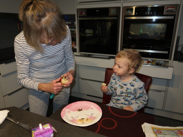 Mama und Nils im Haus meiner Eltern