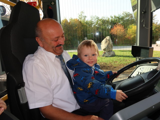 ? und Nils in der Haltestelle Au bei Ernstbrunn Abzweigung Oberleis