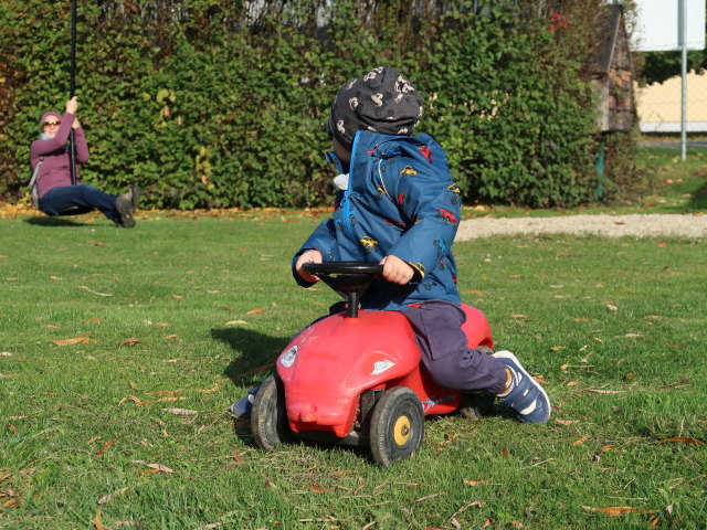Sabine und Nils am Spielplatz Niederleis