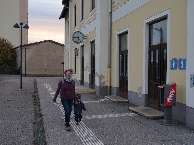 Sabine und Nils im Bahnhof Ladendorf, 224 m