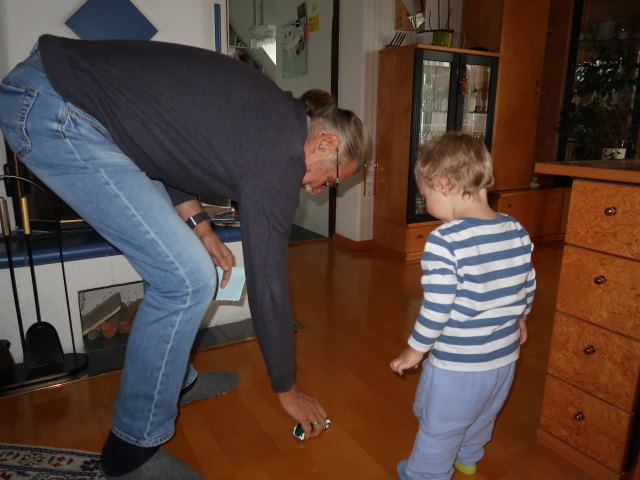 Papa und Nils im Haus meiner Eltern