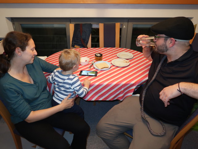 Sabine, Nils und Markus in unserer Wohnung