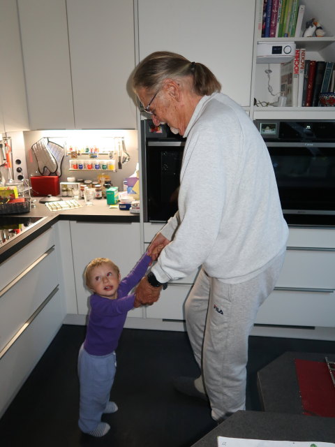 Nils und Papa im Haus meiner Eltern