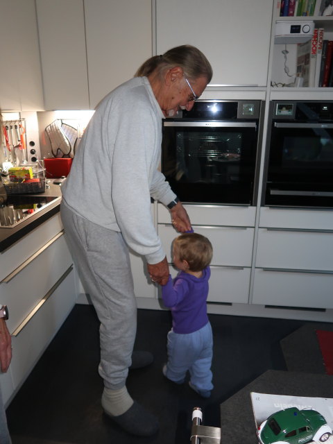 Papa und Nils im Haus meiner Eltern