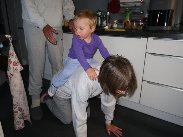 Papa, Nils und Mama im Haus meiner Eltern