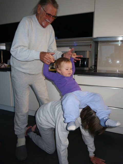 Papa, Nils und Mama im Haus meiner Eltern