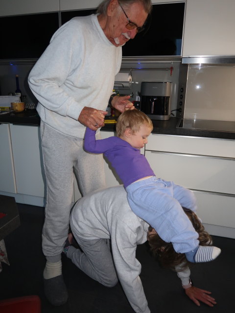 Papa, Nils und Mama im Haus meiner Eltern