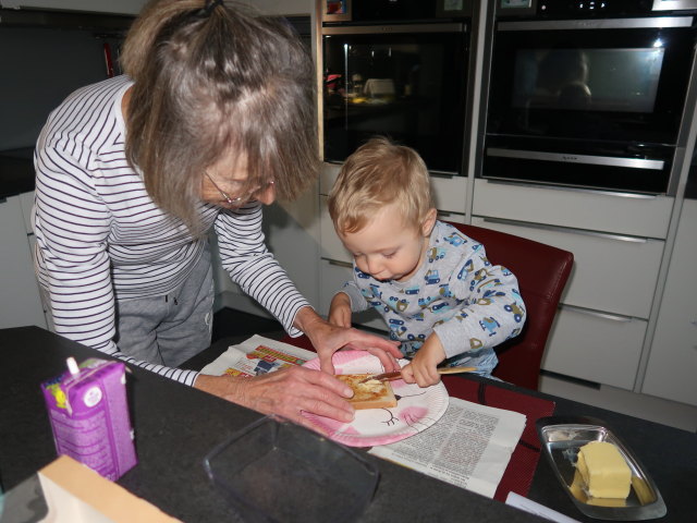 Mama und Nils im Haus meiner Eltern