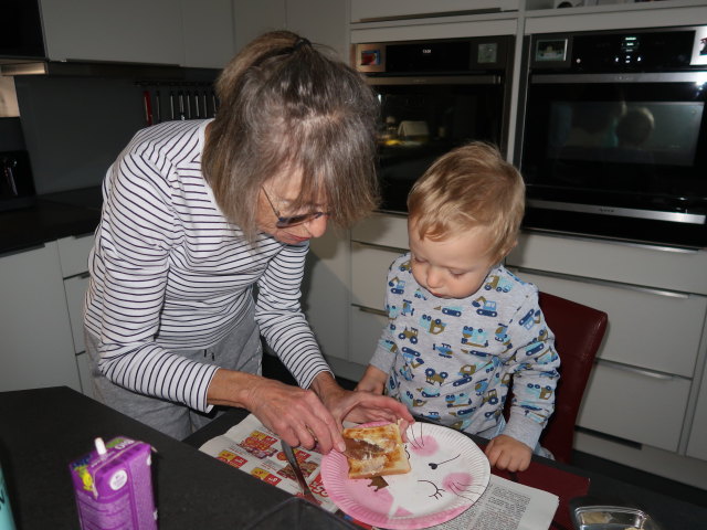 Mama und Nils im Haus meiner Eltern