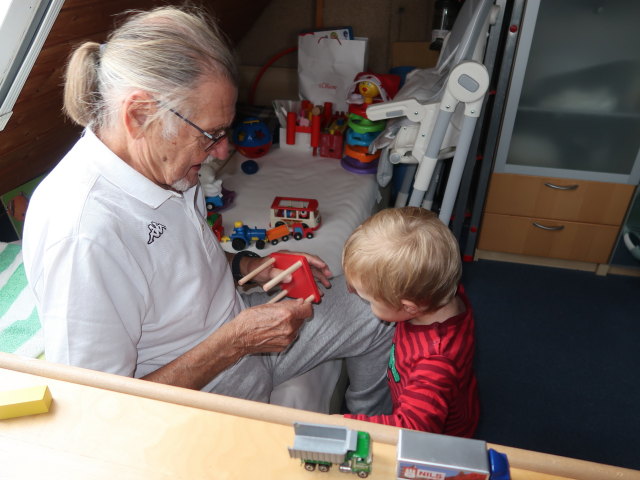 Papa und Nils im Haus meiner Eltern