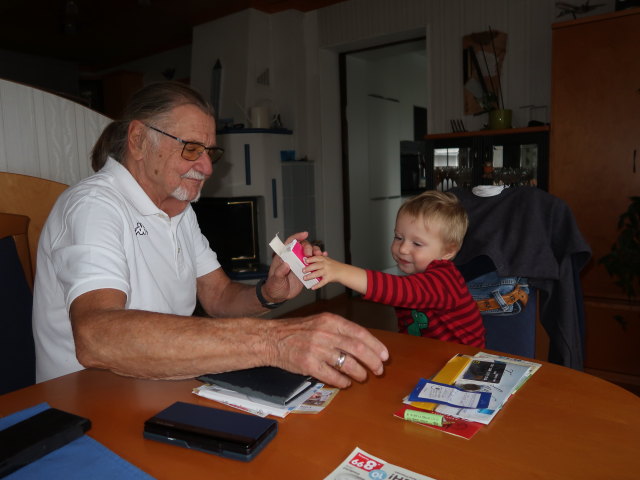 Papa und Nils im Haus meiner Eltern
