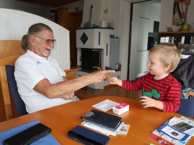 Papa und Nils im Haus meiner Eltern