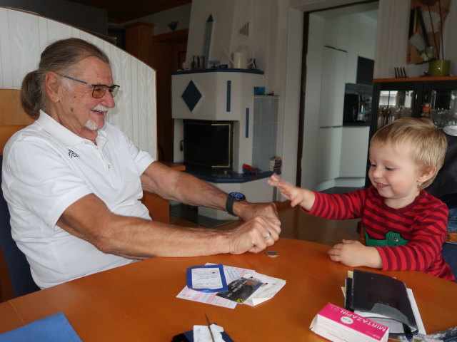 Papa und Nils im Haus meiner Eltern
