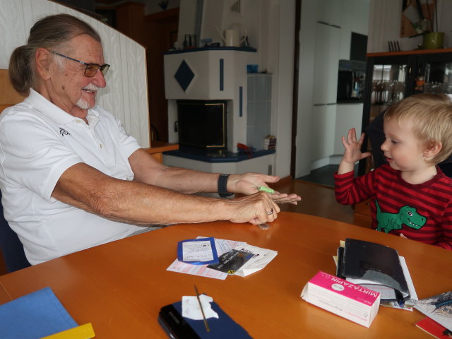 Papa und Nils im Haus meiner Eltern