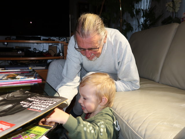 Papa und Nils im Haus meiner Eltern
