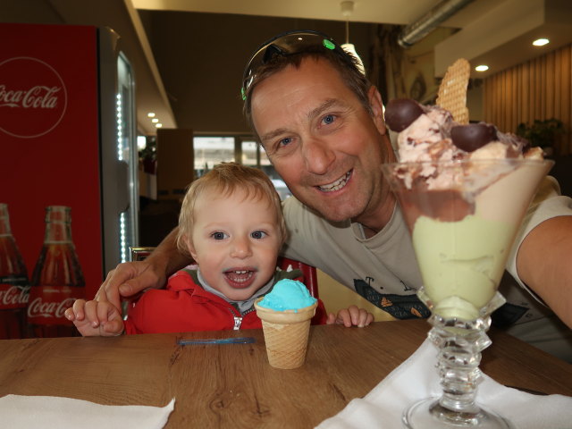 Nils und ich im Eissalon Dolce Vita