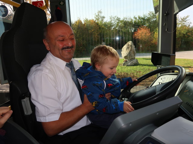 ? und Nils in der Haltestelle Au bei Ernstbrunn Abzweigung Oberleis