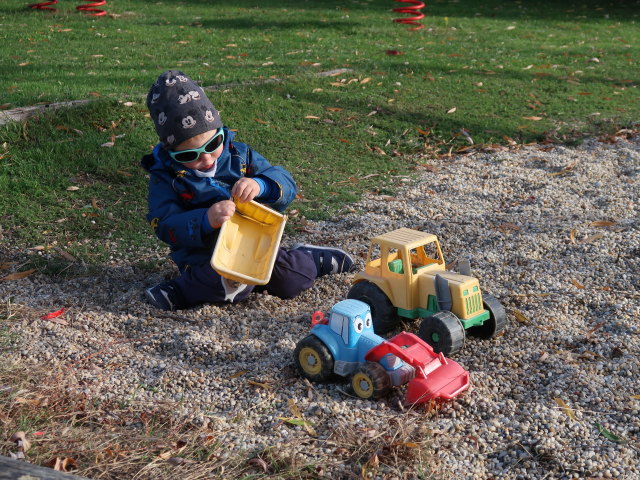 Nils am Spielplatz Niederleis