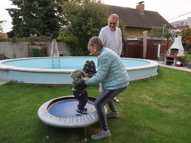 Nils, Mama und Papa im Garten meiner Eltern (22. Okt.)