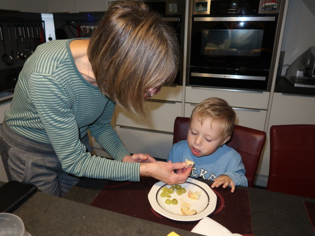 Mama und Nils im Haus meiner Eltern (22. Okt.)