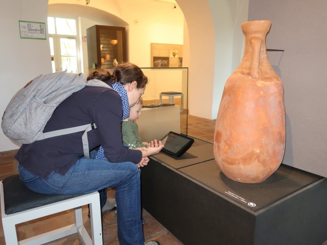 Sabine und Nils im R&ouml;mermuseum