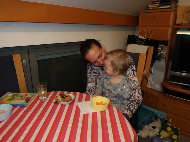 Ursa und Nils in unserer Wohnung